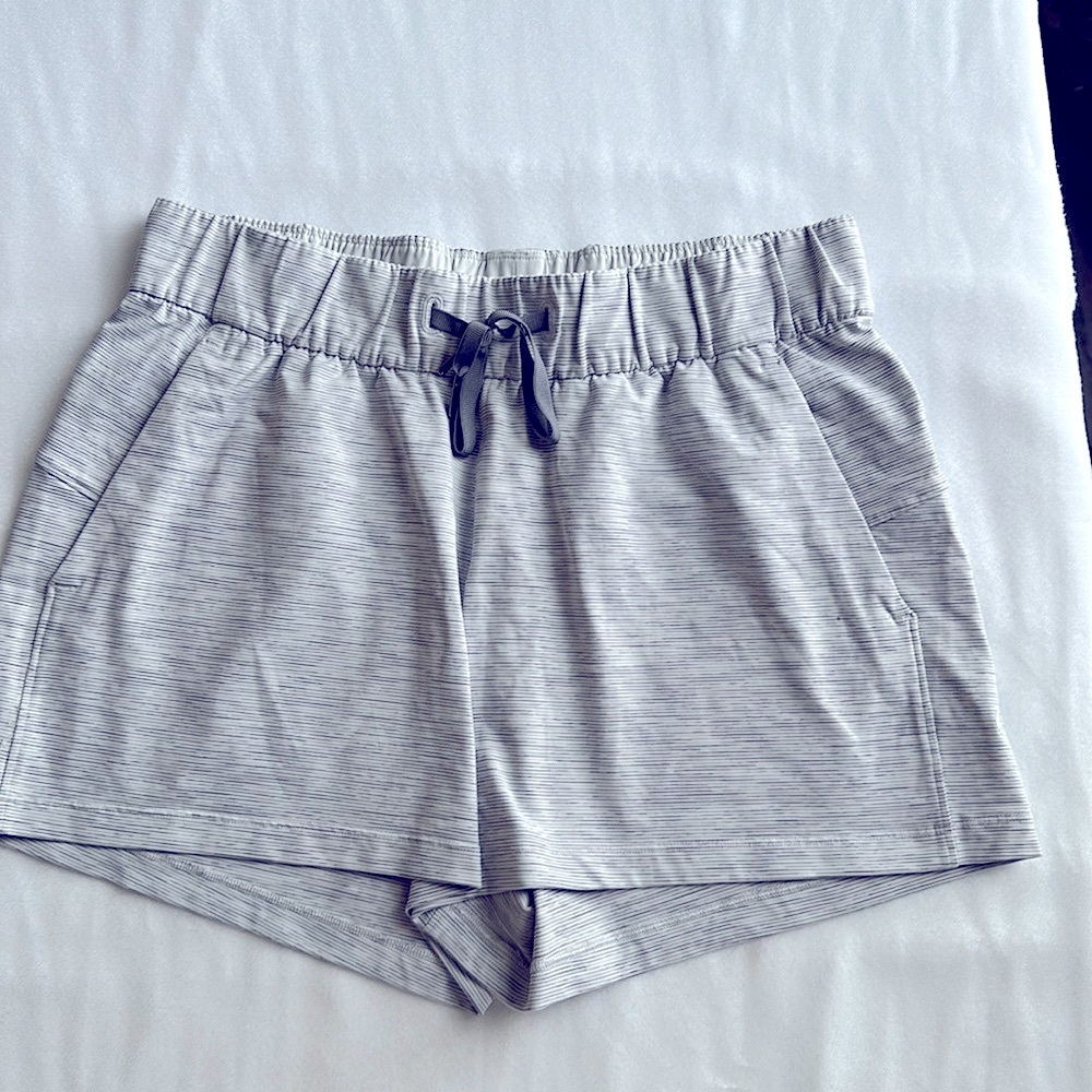 Lululemon On the Fly Active Short, Grey White Stripe Size 8 Excellent Like New